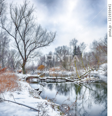 Outstanding landscape in city park with snowy trees and beautiful frozen river. 121939441