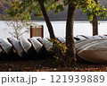 湖の前に並ぶ船 121939889