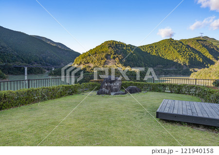 森町の太田川ダムのダム湖(かわせみ湖)の風景(静岡県) 121940158