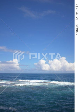 波のある海と青空 波のある海と青空 121940317