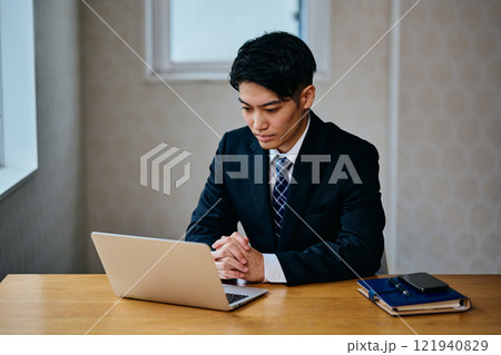 考え事をする20代の若い男性 121940829