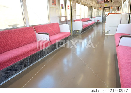 伊賀鉄道のロングシート 121940957