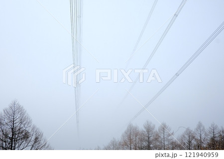雪降る山の送電線 121940959