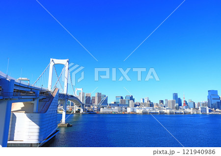東京都港区、東京の町並みと東京タワーの風景 121940986
