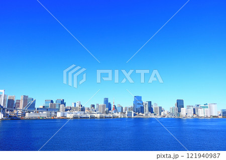 東京都港区、東京の町並みと東京タワーの風景 121940987