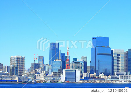 東京都港区、東京の町並みと東京タワーの風景 121940991