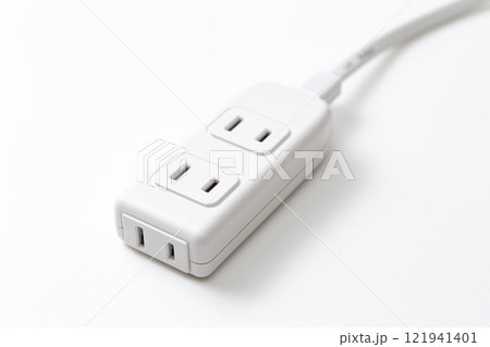 白背景に3個口の電源タップ 白背景に3個口の電源タップ 121941401