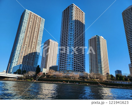 隅田川水上バスから見た佃島の超高層マンション群 121941623