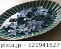 皿に浮かぶ紫陽花の花びら 121941627