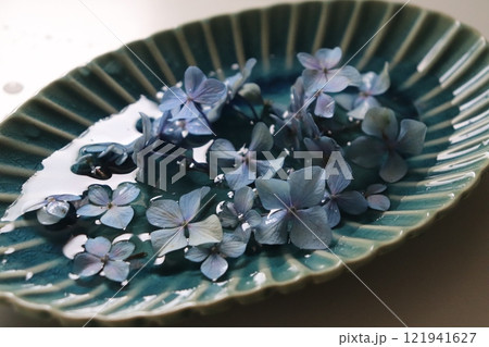 皿に浮かぶ紫陽花の花びら 皿に浮かぶ紫陽花の花びら 121941627
