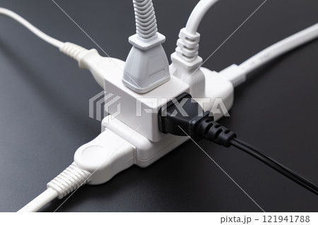 たこ足配線の電源タップ たこ足配線の電源タップ 121941788