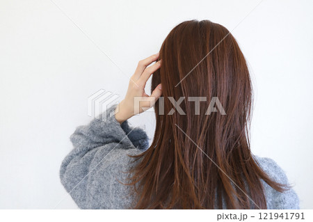 髪の毛を触る女性 121941791