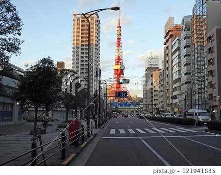 東京都心の東京タワーの見える道路風景。　 121941835