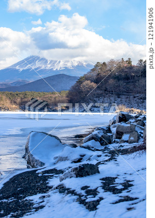 冬の日光中禅寺湖と凍った川 121941906
