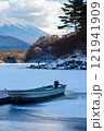 冬の山中湖畔から見る富士 121941909