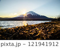 山中湖より望む、沈む夕日に照らされた紅のシルエット 121941912