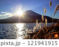 山中湖から望むダイヤモンド富士 121941915