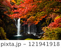 紅葉に染まる滝 121941918