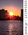 工場地帯に昇る朝日 121941920
