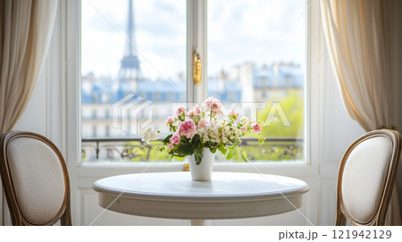 エッフェル塔が見えるパリのアパルトマンの窓辺のイメージ エッフェル塔が見えるパリのアパルトマンの窓辺のイメージ 121942129