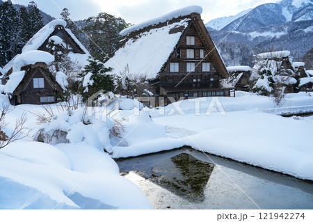 豪雪の白川郷 121942274