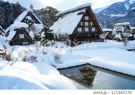 豪雪の白川郷 121942276