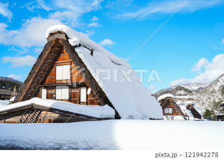 豪雪の白川郷 121942278