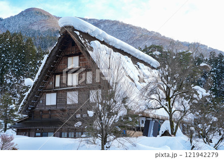 豪雪の白川郷 121942279