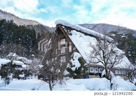 豪雪の白川郷 121942280