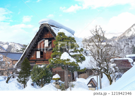 豪雪の白川郷 121942346