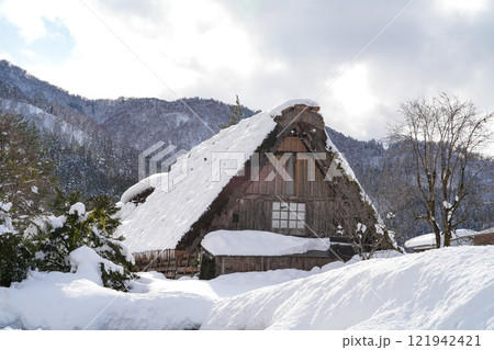 豪雪の白川郷 121942421