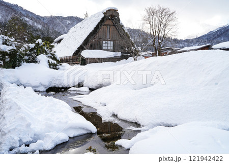 豪雪の白川郷 121942422