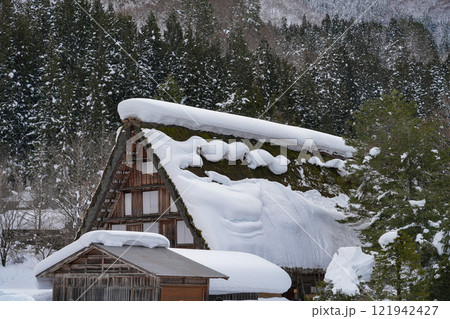 豪雪の白川郷 121942427