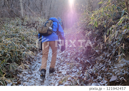 光芒と登山者 光芒と登山者 121942457