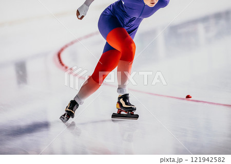 woman athlete speed skating race 121942582