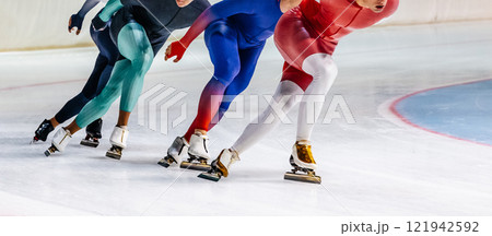 group athletes and speed skaters mass start race 121942592
