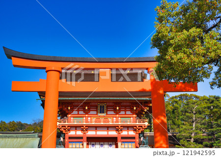 京都 伏見稲荷大社　 美しい鳥居と楼門 (京都市伏見区) 121942595