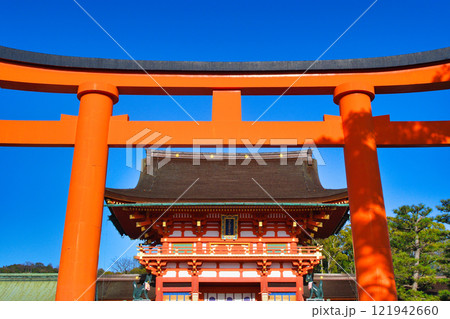 京都 伏見稲荷大社　 美しい鳥居と楼門 (京都市伏見区) 121942660