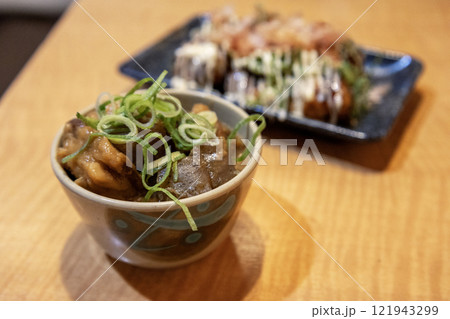 大阪名物のどて焼きとたこ焼き 121943299
