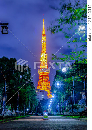 芝公園から見える夜の夜にライトアップされた夜 芝公園から見える夜の夜にライトアップされた夜 121943550