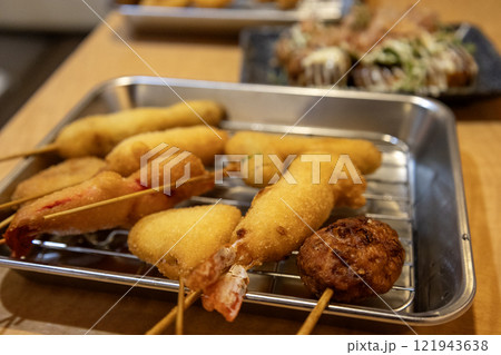 大阪名物の串カツ 121943638