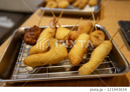 大阪名物の串カツ 大阪名物の串カツ 121943639