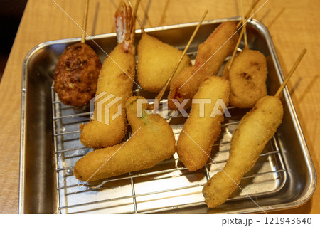 大阪名物の串カツ 121943640
