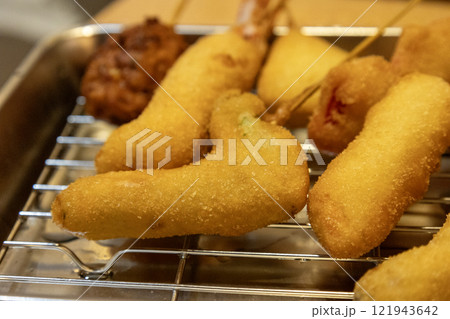 大阪名物の串カツ 大阪名物の串カツ 121943642