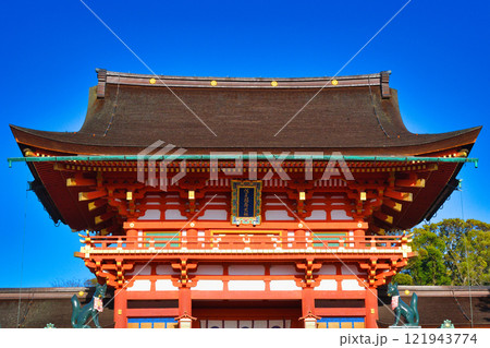 京都 伏見稲荷大社 美しい楼門と狛狐 (京都市伏見区) 京都 伏見稲荷大社 美しい楼門と狛狐 (京都市伏見区) 121943774