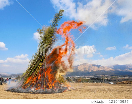 激しく燃える南阿蘇村の「どんどや」（熊本県） 121943925