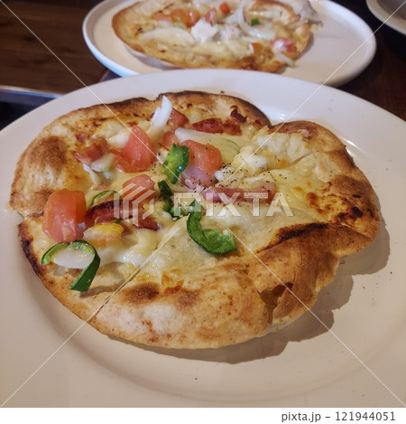 カフェのピザ 121944051