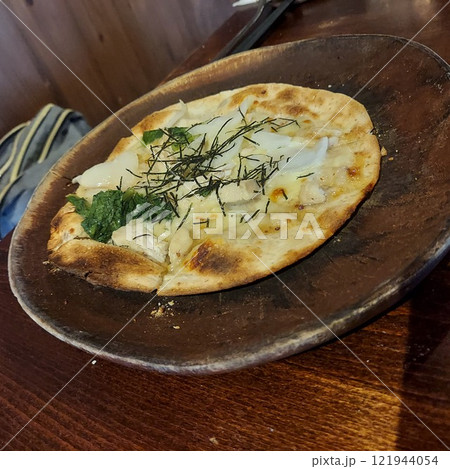 カフェのピザ 121944054