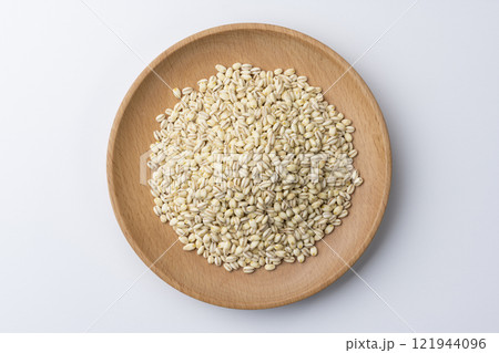 白背景に木の皿に盛られたもち麦の俯瞰 121944096