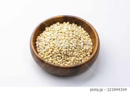 白背景に木の皿に盛られたもち麦 121944104